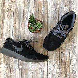 NIKE womens tennis shoes - black & gray